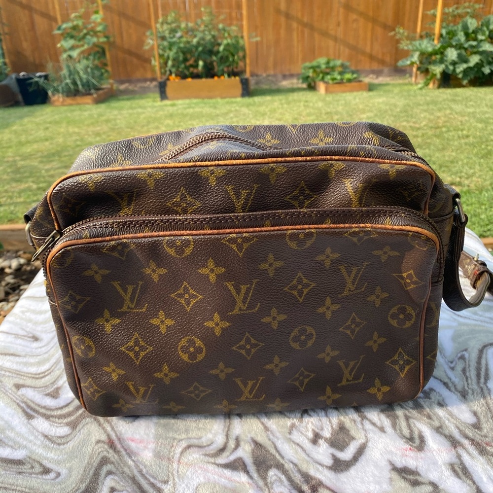 ⭐️SOLD⭐️Vintage Louis Vuitton Shoulder Bag Nile